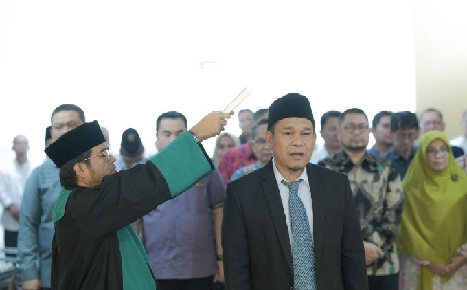 Rektor Universitas Riau Prof Dr Sri Indarti SE MSi Sri Indarti melantik Saiman Pakpahan SIP MSi menjadi Wakil Dekan III FISIP Unri, Senin (27/2/2023).